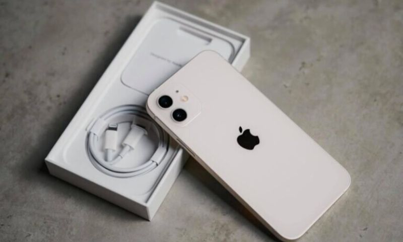 iPhone 12 màu trắng đem lại sự tinh tế, thuần khiết cho người mệnh Kim