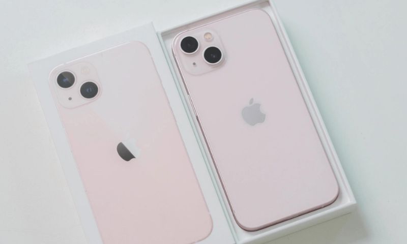 Màu hồng trên iPhone 13 là biểu tượng về tinh thần cho người mệnh Thổ