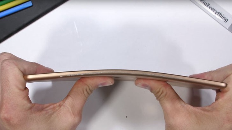 Tác động vật lý và va đập mạnh khiến iPad bị cong vênh