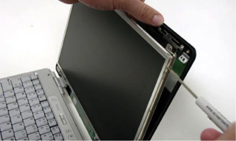 Bạn có thể đem máy tính đến trung tâm bảo hành để khắc phục tình trạng hở sáng màn hình laptop nhé