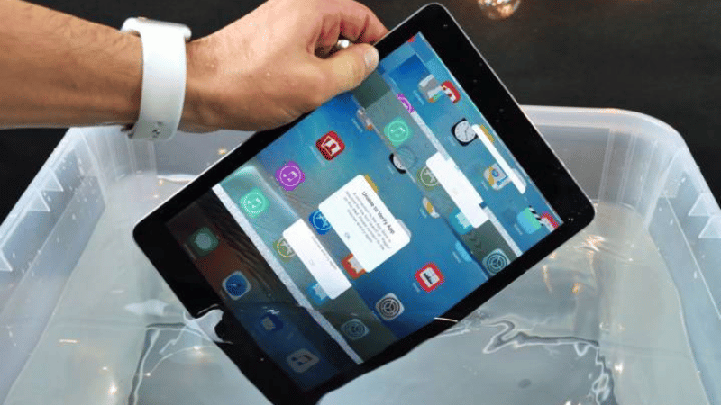 Nguyên nhân khiến màn hình iPad bị phản quang do màn hình bị ẩm