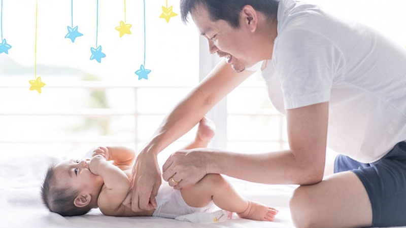 Chăm sóc con cho vợ