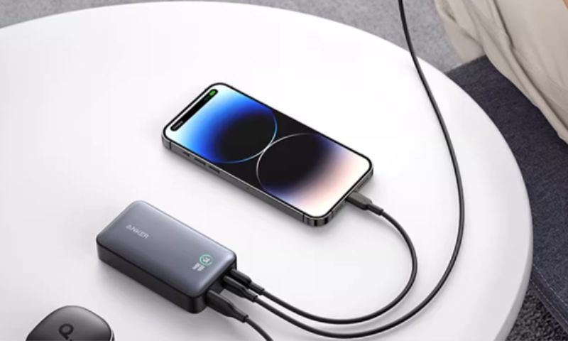 Sạc dự phòng Anker 553 với 3 cổng sạc cho các thiết bị khác nhau