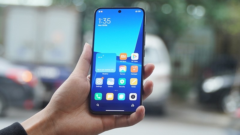 So sánh Xiaomi 13 và 13 Pro về màn hình hiển thị