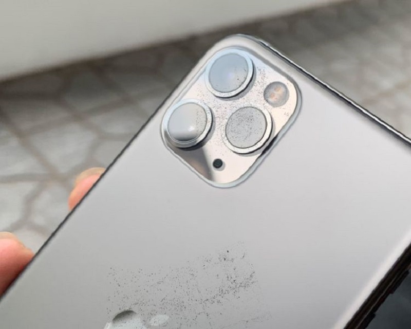 Camera iPhone bị bám bụi