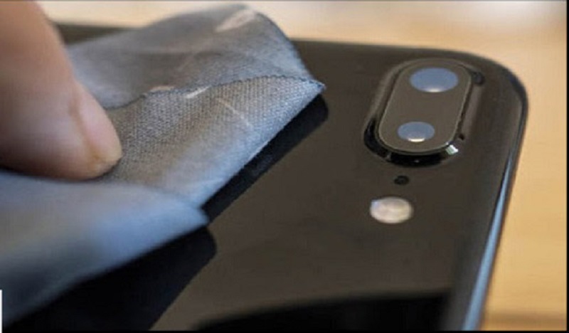 Nên vệ sinh iPhone để tránh bị mờ