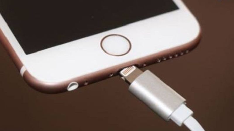 dien-thoai-sac-khong-vao-pin-tren-iphone-1