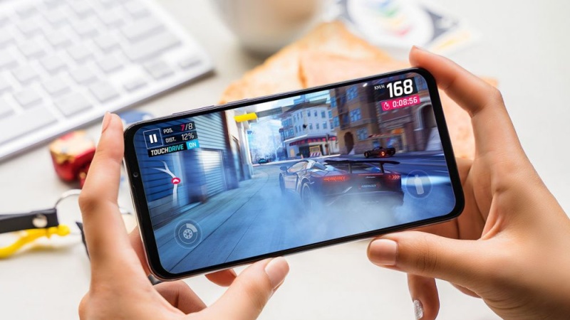 Nên mua điện thoại Android nào giá rẻ xài ngon?