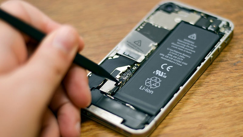Thay pin iPhone để khắc phục tình trạng pin tụt nhanh