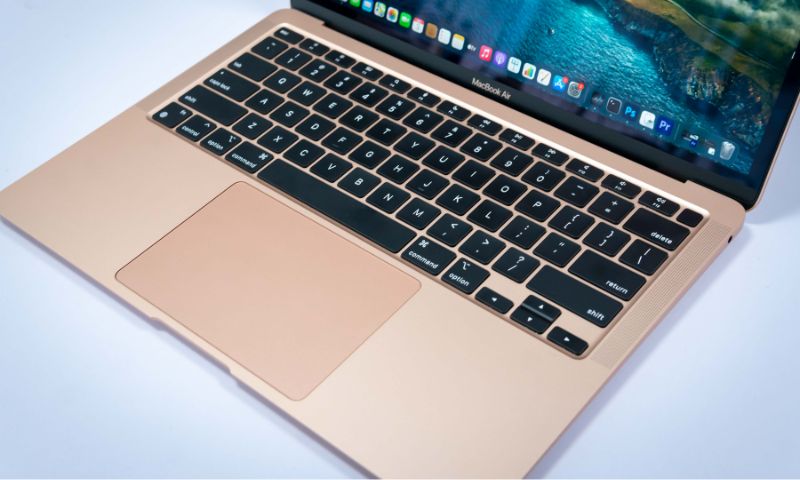 Bàn phím quen thuộc cùng với các cổng kết nối đa dạng