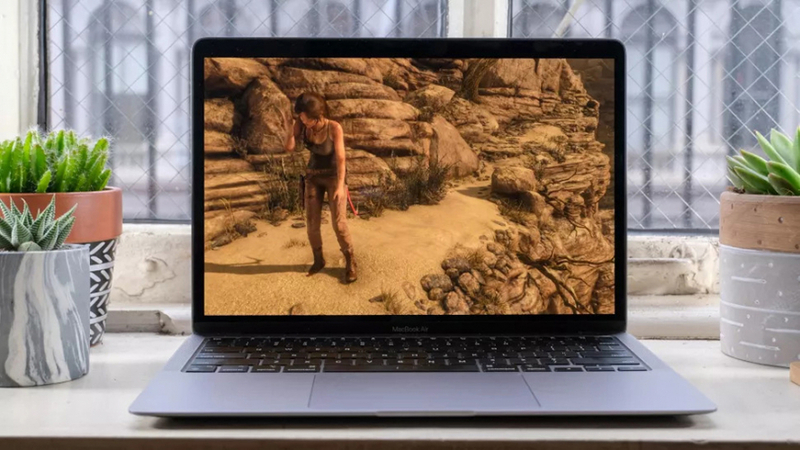 Nhấc Macbook lên và khởi động máy sau vài giây