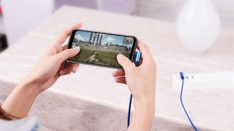 Không nên vừa sạc pin vừa sử dụng