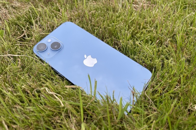 iPhone 2 mắt chéo iphone 14 thường