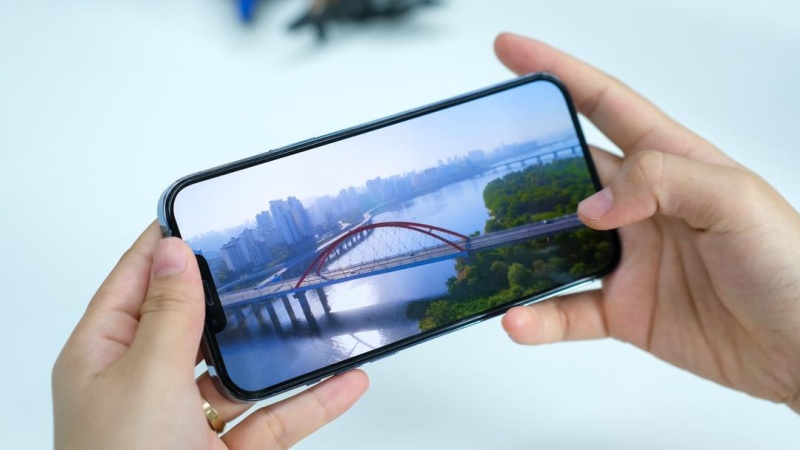 So sánh iPhone 14 và 13 Pro Max về màn hình 1