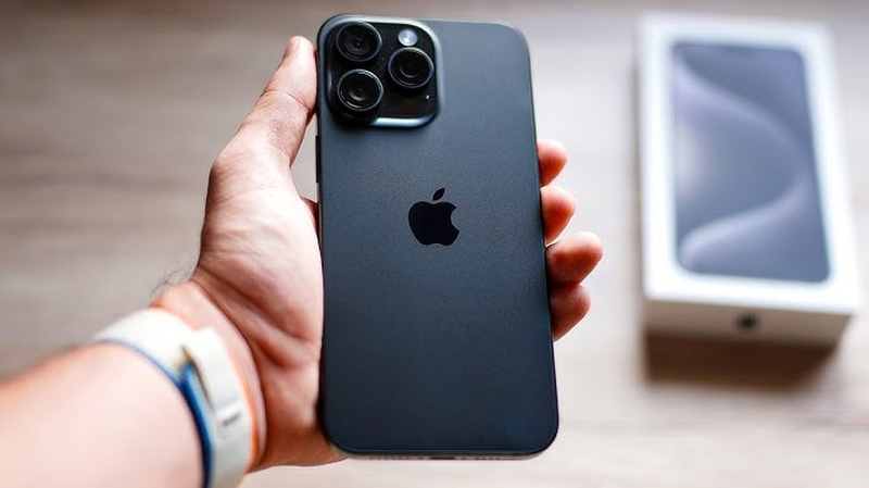 iPhone 15 Pro Max có mấy màu? 1