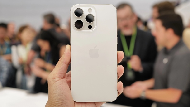Nên mua iPhone 15 Pro Max màu nào sử dụng ít tróc sơn nhất?