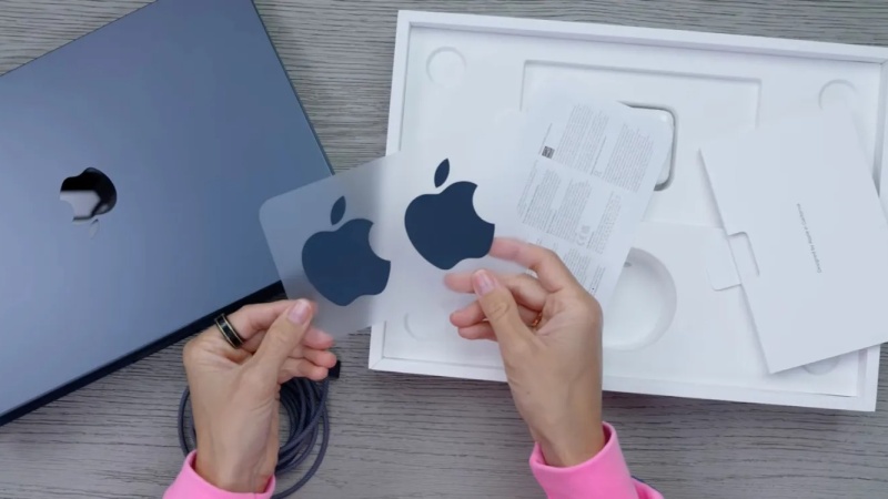 MacBook Air M2 màu Midnight có gì bên trong hộp?