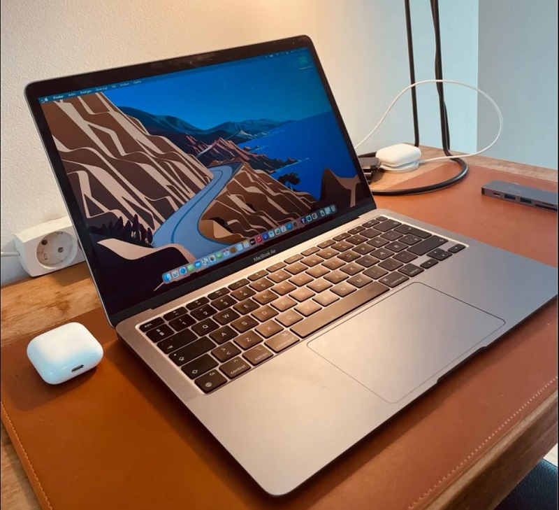 Màn hình Macbook Air M1 bạc 