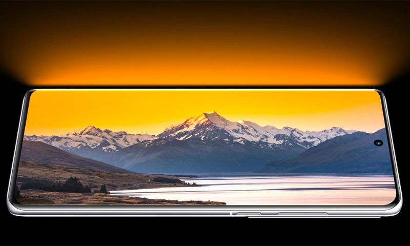 Màn hình Xiaomi 14 Ultra có phần nhỉnh hơn bởi kích thước lớn kèm theo độ phân giải 2K sắc nét