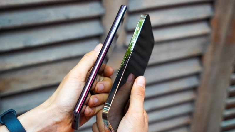 So sánh thiết kế của iPhone 12 Pro Max và S22 Ultra