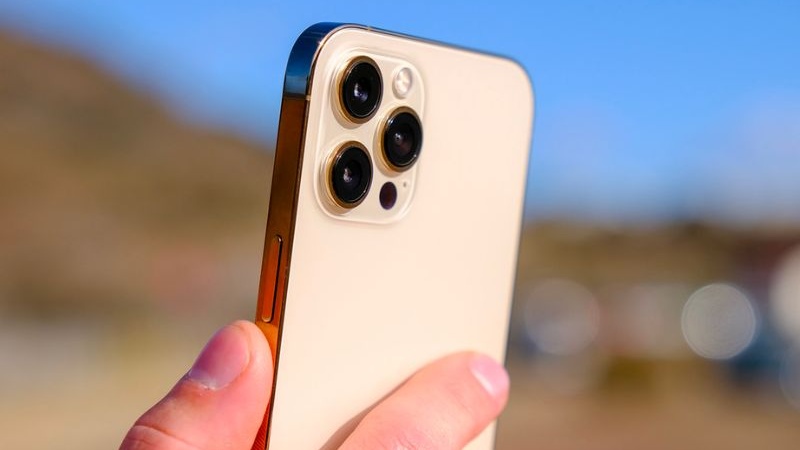 So sánh camera của iPhone 12 Pro Max và S22 Ultra 1