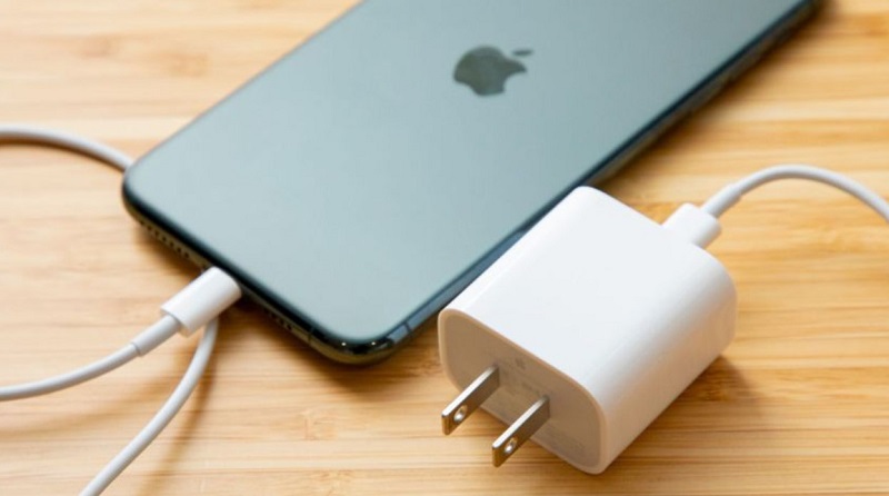 So sánh pin sạc 13 Pro với 13 Pro Max