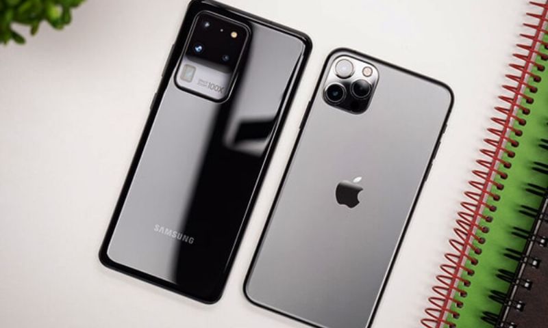 iPhone 12 Pro Max có thiết kế sang trọng hơn so với Samsung S20 Ultra bởi chất liệu thép không gỉ, thiết kế cạnh vuông được bo tròn ở 4 góc