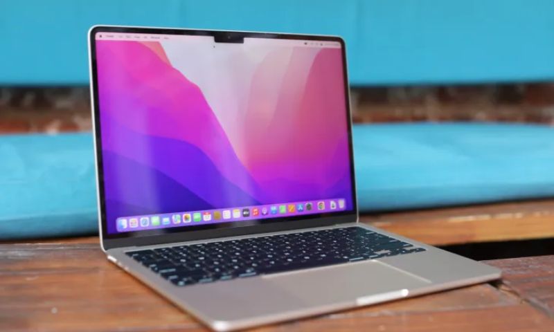 Kích thước Macbook Air M2 nhỏ gọn, trọng lượng nhẹ dễ dàng mang theo di chuyển