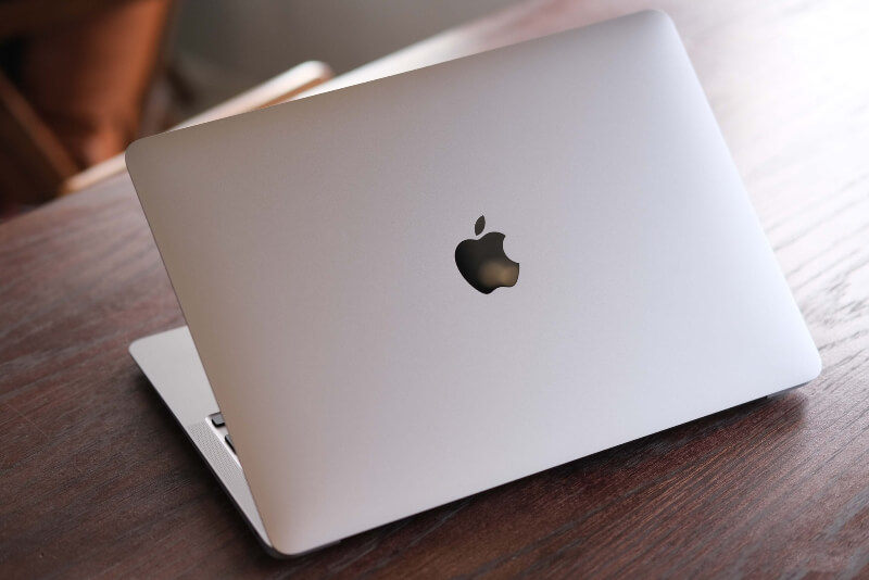 Thiết kế Macbook Air M1 bạc 