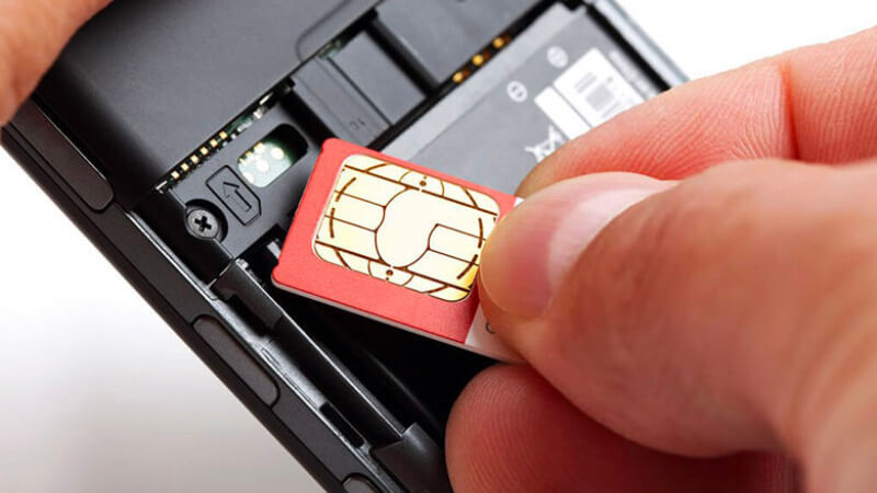 Tháo và làm sạch khay thẻ SIM