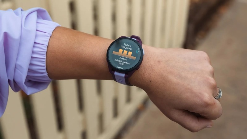 thiết kế Garmin Forerunner 165