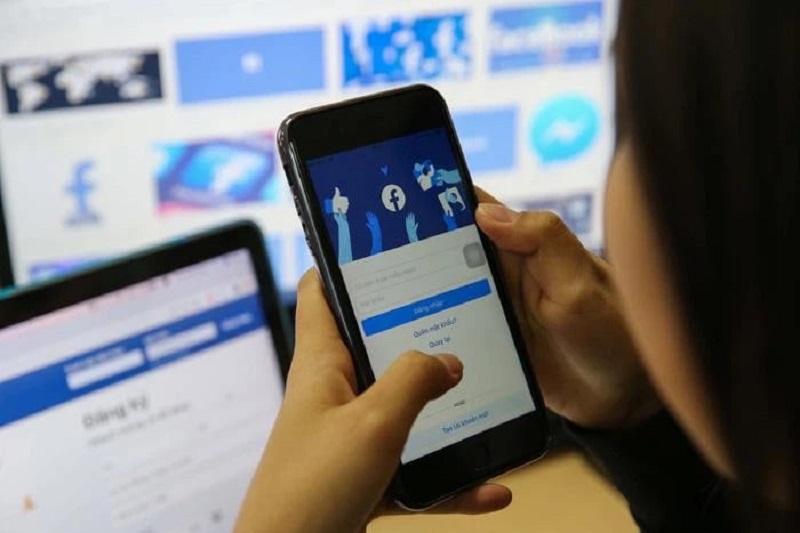 Vào ứng dụng Facebook để ẩn bạn bè