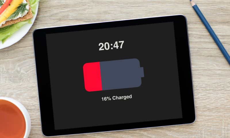 Bạn nên sạc pin iPad khi thiết bị báo pin yếu, tránh trường hợp để thiết bị cạn pin và tự tắt nguồn