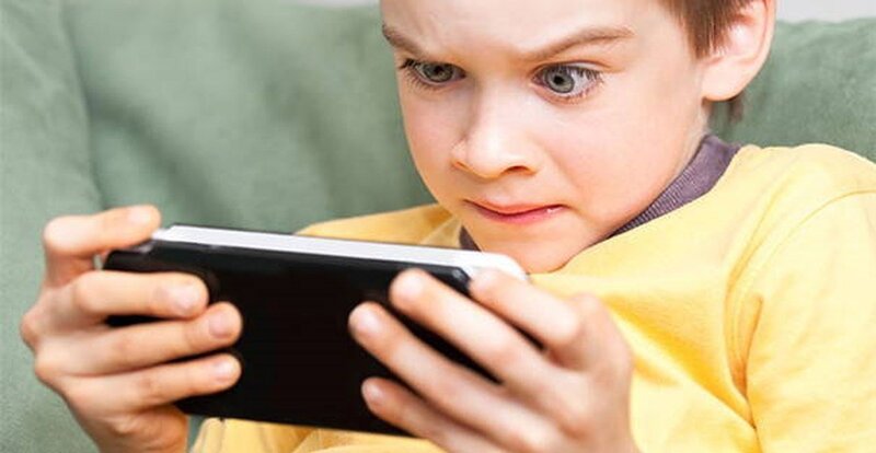 Có nên cho trẻ sử dụng điện thoại di động càng sớm càng tốt?