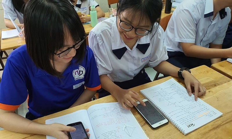 Học sinh nên sử dụng điện thoại bao nhiêu tiếng một ngày?