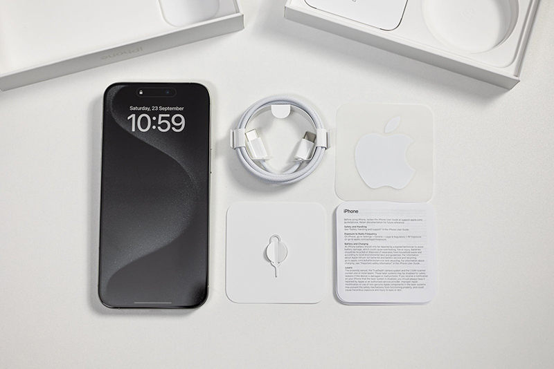 Bên trong hộp của iPhone 15 Pro màu Titan trắng