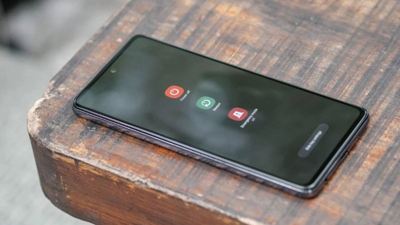 khởi động lại điện thoại