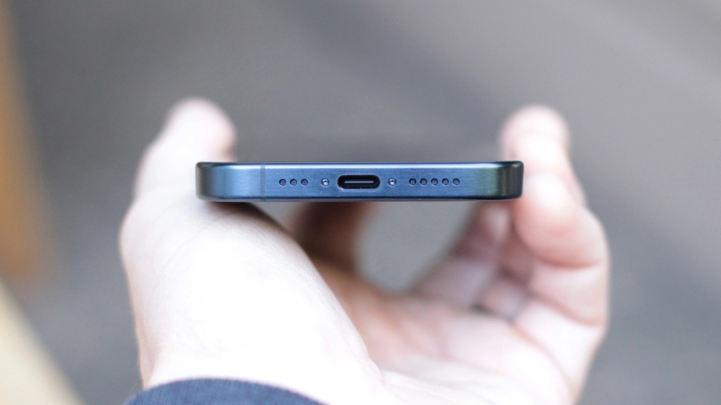 Nên mua iPhone 15 Pro hay Pro Max? Điểm tương đồng về cổng sạc