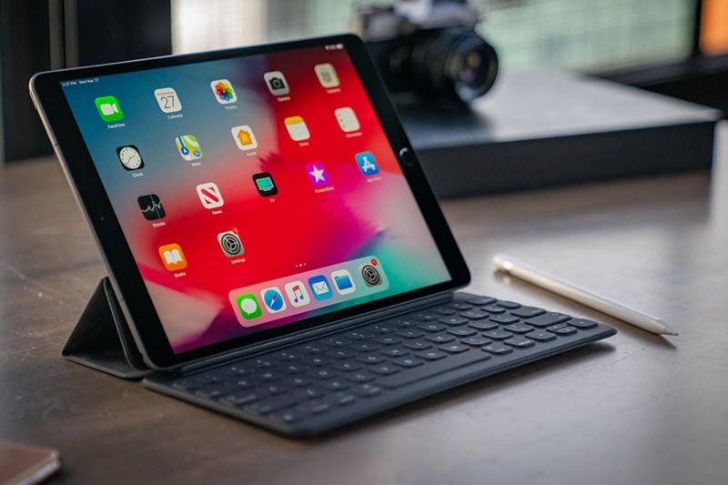 nên mua máy tính bảng hay laptop cho con học