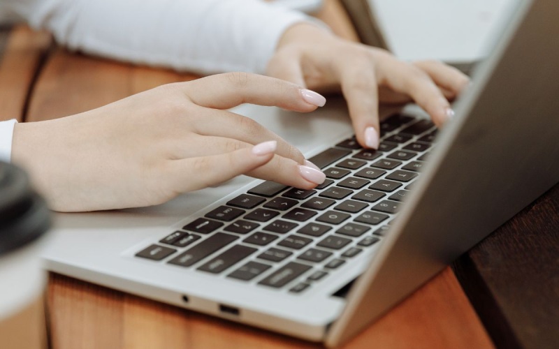 Sinh viên y nên mua iPad hay laptop để dùng học tập là tốt nhất 2024?