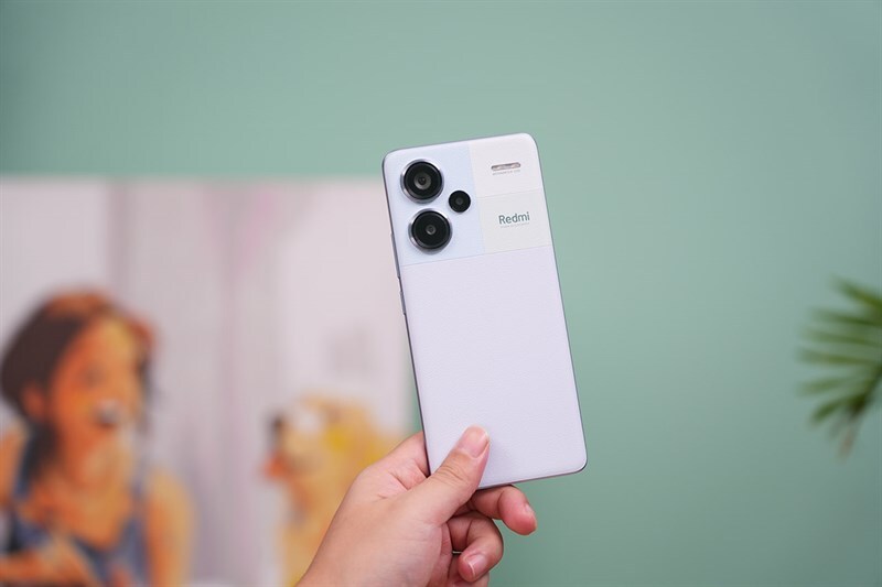 Máy ảnh với hệ thống camera sau 3 ống kính
