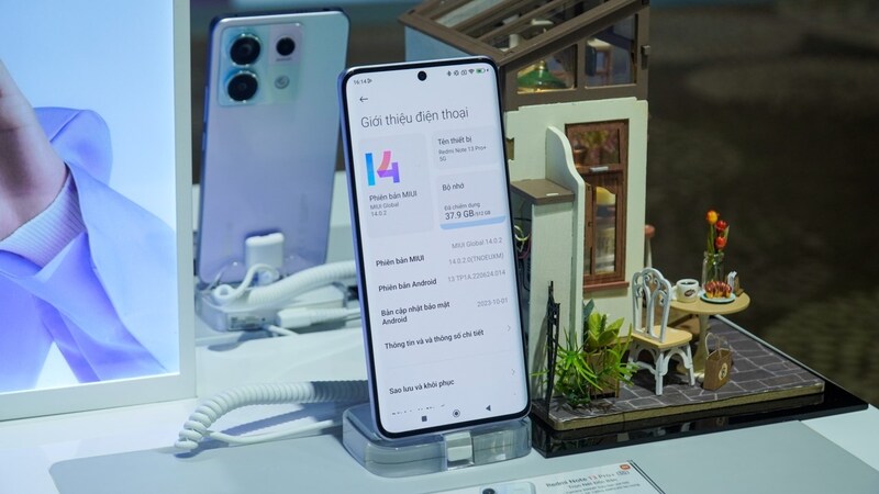 Màn hình sử dụng tấm nền AMOLED và OLED