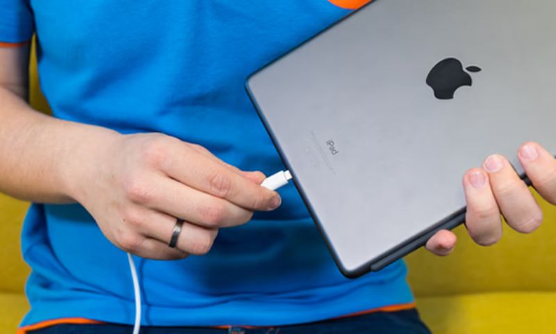 Bạn nên sử dụng bộ sạc chính hãng để tốt nhất cho iPad