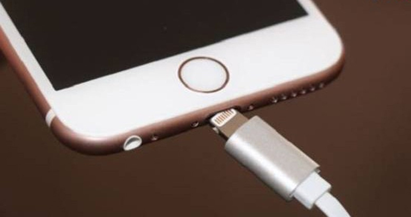 Tại sao sạc điện thoại không vào pin?