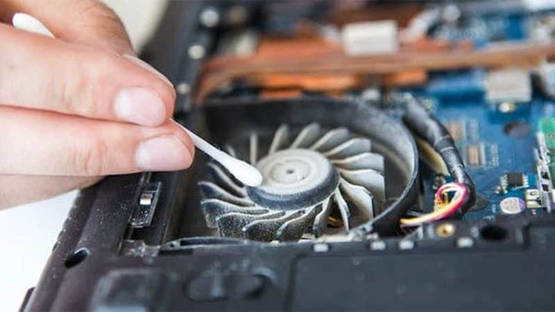 Vệ sinh khe tản nhiệt để giảm tình trạng đơ máy