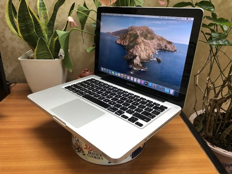 Giá Macbook cũ rẻ hơn nhiều so với hàng mới
