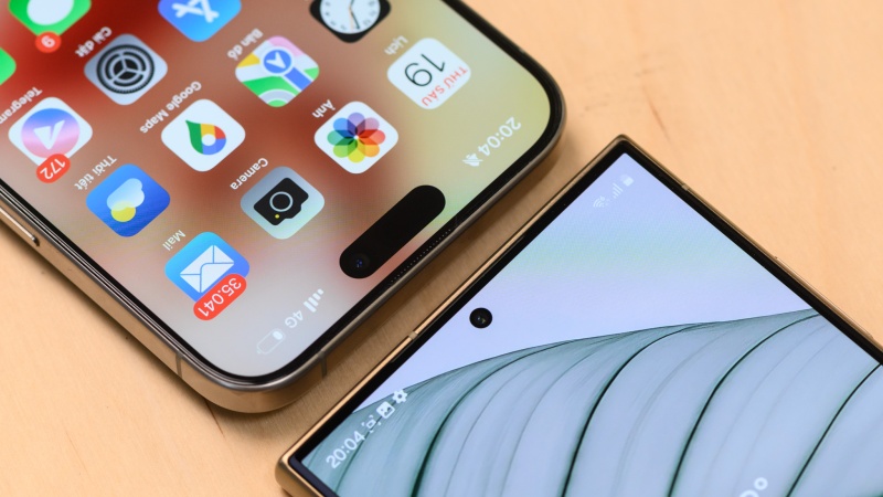 So sánh iPhone 15 Pro Max vs Samsung S24 Ultra về màn hình
