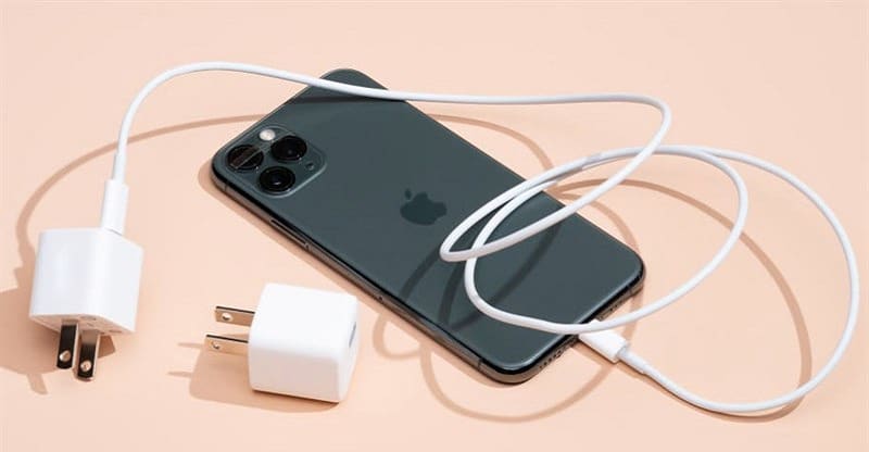 Kiểm tra cổng sạc và củ sạc