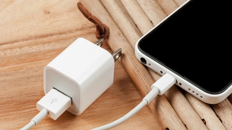 Kiểm tra bộ sạc và phụ kiện