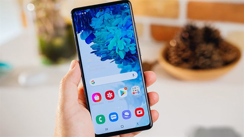 Samsung Galaxy S21 FE có thiết kế trẻ trung với khung nhôm và mặt lưng nhựa